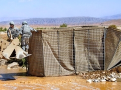 Cora zabiera cię do warsztatu obrony.