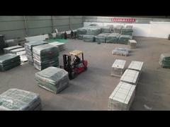 Bariera obronna jest wysyłana w kontenerach.