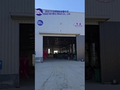 Perspektywa z perspektywy pierwszej osoby zabiera Cię do oglądania zgromadzenia bariery obronnej.