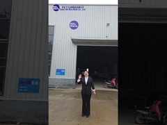 Perspektywa pierwszej osoby zabiera cię na wycieczkę po fabryce barier obronnych.