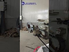 Fabryka demonstruje proces produkcji drutu kolczastego.