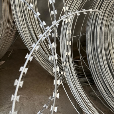 Fabryka bezpośrednie gorąco zanurzone ocynkowane stalowe drut siatki Ogrodzenie Rust-proof Żyleta Drut kolczasty BTO-22 dla bezpieczeństwa dla więzień
