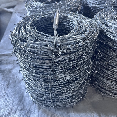 zgalwanizowany drut kolczasty zgalwanizowany drut kolczasty cena 250m na rolkę holenderska sieć metalowa bariera obudowa drut kolczasty tbar narzędzie rozciągające dla drutu kolczastego Certyfikat Ce
