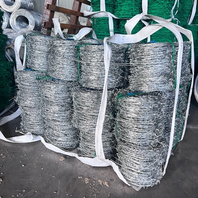 Fabryka Gorąco zanurzona galwanizowana drut kolczasty do siatki Ogrodzenia bezpieczeństwa 12,5 miernika 18 miernika PVC powlekany drut kolczasty żelazowy