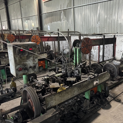 Sprzęt do sprzedaży hurtowej z wysoką wytrzymałością, z galwanizowanym drutem kolczastym o wymiarze 14 metrów z odległością kolczastą 3 lub 4 cali