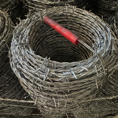 Drut kolczasty ogrodzenie bezpieczeństwa ogrodzenie bezpieczeństwa ostrze drutu kolczastego drut kolczasty galwanizowany drut kolczasty ogrodzenie rolki drutu kolczastego dla bydła