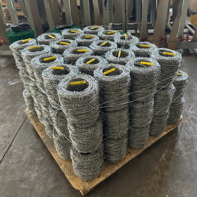 Ogrodzenie metalowe z drutem kolczastym pojedynczy drut kolczasty ramię linia przesyłowa drut kolczasty przeciw wspinaczkom cena drut kolczasty wysokiej wytrzymałości