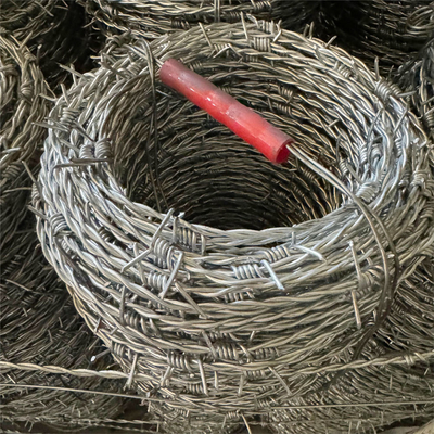 Zastosowana instalacja taśmy kolczastej ogrodzenie z galwanizowanego drutu kolczastego do ochrony więzienia