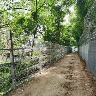 Low Price Wholesale Galvanized Concertina BTO-22 Razor Barbed Wire for Fence