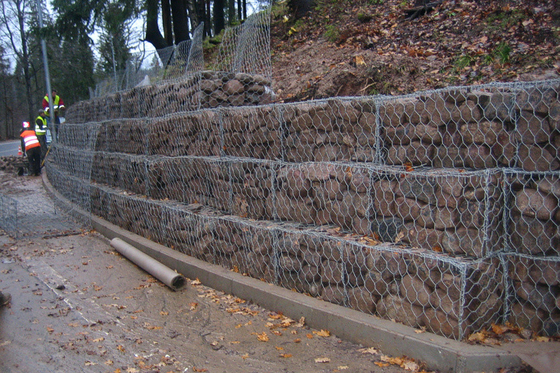 Trwałe ściany oporowe z drewnianego koszyka, pokryte ciężkim cynkiem 2m x 1m x 1m