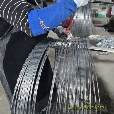 Ochronne ogrodzenie z drutu ostrzowego BTO-22 ze stali nierdzewnej typu krzyżowego