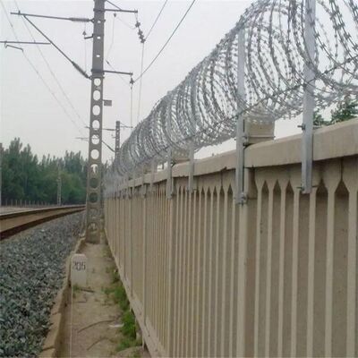 Wysokiej wytrzymałości galwanizowany drut kolczasty typu krzyżowego Concertina Blade Wire do ochrony obwodu więzienia granicznego