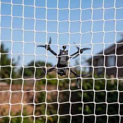 Siatka przeciw dronom – biała, bezwęzłowa, poliestrowa siatka przeciw dronom (oczko 50x50mm, przewód 3mm)